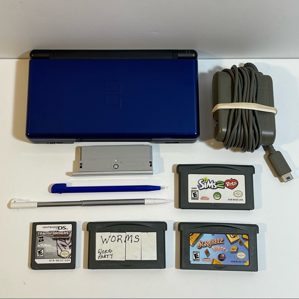 (BUNDLE) Nintendo DS Lite in Blue With 4 Games & Accessories